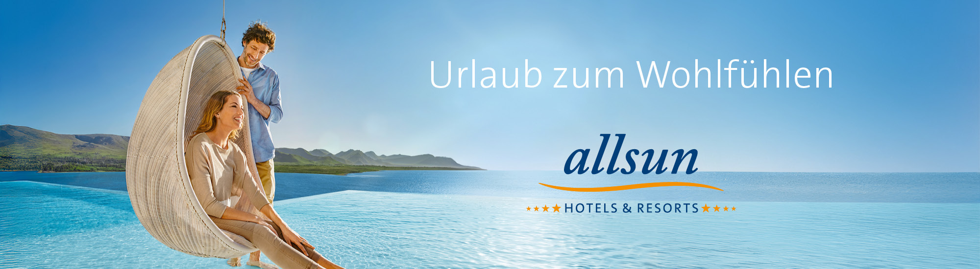 260125_allsun_Banner_Landingpage_2000x550px-1 Ein Vater läuft lachend mit seiner kleinen Tochter über den von Palmen gesäumten Strand, vom Meer weg. Im Zentrum steht ein Smiley im warmen Licht.